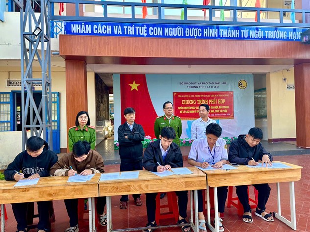 Chương trình phối hợp tuyên truyền pháp luật, vận động giao nộp, đấu tranh, xử lý các hành vi vi phạm pháp luật về vũ khí, vật liệu nổ, công cụ hỗ trợ và pháo tại Trường THPT Ea H’Leo.